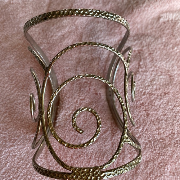HAMMERED DESIGN CUFF BRACELET - Picture 4 of 6